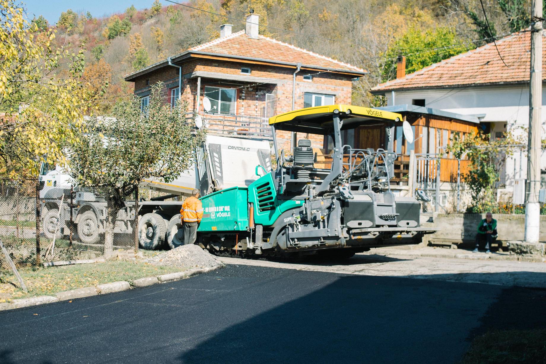 Асфалтиране на улици в мездренски села